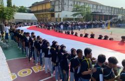 Spektakuler! 1.110 Mahasiswa Unigoro Kirab Bendera Merah Putih Sepanjang 132 Meter