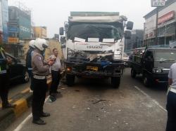 Kecelakaan di Ciputat! Dump Truk Hantam Bus, Sopir Bus Masih Buron!