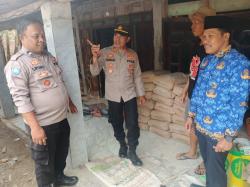 Polsek Sumberlawang Peduli Pembangunan Mushola Al Taufiqiyyah, Kapolsek Serahkan Bantuan Material
