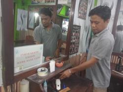 Kisah Inspiratif, Tukang Cukur Asal Padang di Lebak Gratiskan Potong Rambut Anak Yatim Sejak 2018