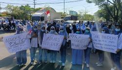 Breaking News: Kemacetan Panjang Depan Kantor Gubernur Sulsel, Nakes Demo Tuntut  Status Kepegawaian