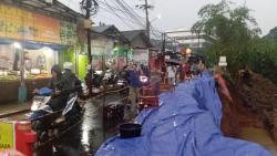 Tanah Longsor Susulan Hambat Akses di Jalan Raya Cikampak-Gunung Salak, Bogor