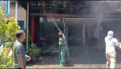 Sigap dan Cepat! Personel TNI Padamkan Kebakaran Warung Tombo Ati Kawasan Stasiun Sepanjang Sidoarjo