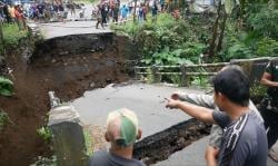 Akibat Terkikis Aliran Sungai Jembatan di Kandangtepus Ambruk, Akses Warga Terputus