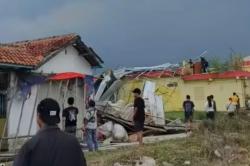 Angin Puting Beliung Terjang Soreang, Sejumlah Rumah Hingga Atap Ruko Berterbangan