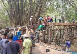 Warga Tambakselo Bangun Jembatan Secara Mandiri, Anggota Koramil Wirosari Langsung Tanggap