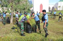HUT ke-80, TNI dan Warga Natuna Gotong Royong Bersihkan Masjid Agung