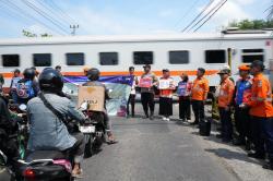 Cegah Kecelakaan Kereta, KAI Daop 5 Gandeng TNI-Polri Sosialisasi ke Warga