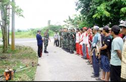 Gotong Royong Yonif 9 Marinir dan Warga Batumenyan, Pererat Kebersamaan Demi Lingkungan Sehat