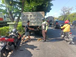 NMAX Tabrak Dump Truk Mogok di Gedangan Sidoarjo, Pemotor Alami Luka di Kepala