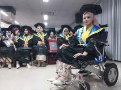 Eprisa, Wisudawan Cumlaude UMP yang Buktikan Keterbatasan Bukan Penghalang Prestasi