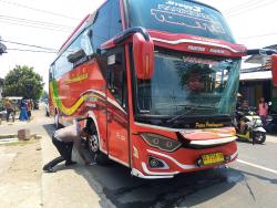 Bus Rombongan Ziarah Wali Kecelakaan Vs Mobil di Jombang, Dua Orang Luka