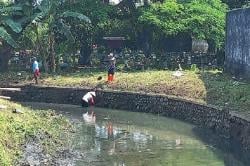 Minimalisir Banjir, Dinas PUPR Grobogan Dan DLH Bersihkan Sampah di Sungai Sadon Purwodadi