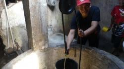 Hitam Legam, Bau Busuk Sumur Warga Diduga Kuat Tercemar Limbah Masak MBG