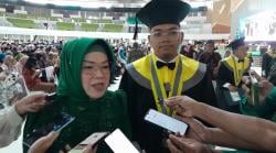 Kebanggaan Seorang Ibu, Bupati Sukoharjo Dampingi Sang Putra Wisuda di UMS