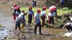 Peduli Lingkungan, PMI Boyolali Gelar Aksi Bersih Sungai dan Tebar Benih Ikan