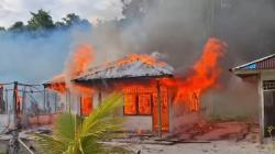 Tolak Klaim Papua Barat Daya, Warga Umyal Nekat Bakar 5 Rumah Bantuan Pemda Raja Ampat di Pulau Sain
