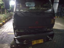 Diduga Mengantuk, Pemotor Tabrak Truk Towing di Pintu Keluar SPBU Janti Waru