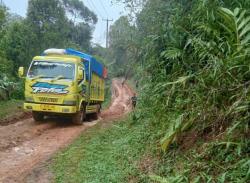 Penantian Panjang Tak Berujung: Jalan Kabupaten Rusak Parah Warga Kecewa Perbaikan Tak Kunjung Ada