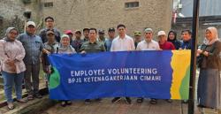 Penggali Kubur di Cimahi Sumringah dapat Sembako dari Kegiatan Sosial Employee Volunteering