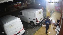 Pria Diduga Pengamen Curi Motor Terekam CCTV di Kantor Ekspedisi