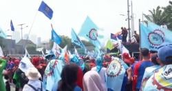 Buruh Kepung DPR, Tuntut Perubahan Besar di Dunia Ketenagakerjaan, Hapus Upah Murah
