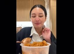 Viral! Artis Cantik asal Thailand Mukbang Seblak, Kuliner Indonesia Makin Mendunia