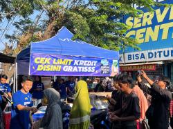 Toko Handphone Ini Bagi-Bagi HP dan Paket Beras untuk Warga Karawang