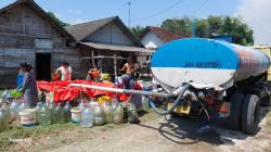 Krisis Air Bersih Masih Landa Bojonegoro, BPBD Salurkan 134 Tangki Air ke 13 Desa