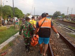 Tak Sadar Kereta Mendekat, Mukri Tewas Mengenaskan di Perlintasan KA Payung Weleri