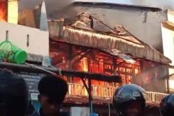 Tawuran Pecah di Makassar, Lima Rumah Warga Hangus Terbakar