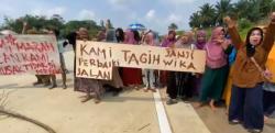 Protes Jalan Rusak, Warga Lebak Blokade Jalan Proyek Tol Serang–Panimbang