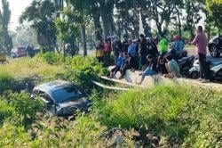 Kecelakaan Tunggal di Lamongan, Mobil Nyungsep ke Parit