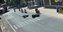 Berkendara Sambil Main HP, Seorang Pemotor Tabrak Pengendara Motor di Depannya Sampai Terjungkal