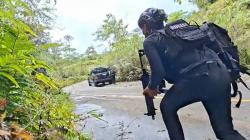 Petugas Gabungan Terjang Medan Berat Menuju Lokasi Penembakan Pesawat Smart Air di Koroway Batu