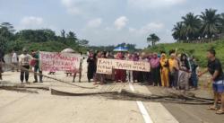 Tuntut Janji Perbaikan Jalan, Warga Margamulya Blokade Proyek Tol Serang–Panimbang