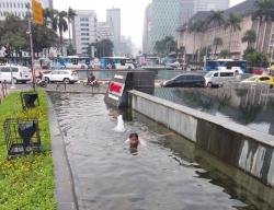 Viral! Seorang Wanita Terekam Berenang di Kolam Patung Kuda Jakarta, Jadi Perhatian Warga
