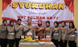 Polwan Cantik Dapat Kejutan Ultah ke-77, Kapolres Bagi Tumpeng ke Srikandi Tertua & Termuda