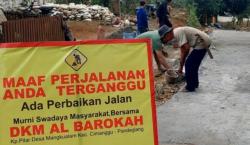 Kesal Tak Kunjung Diperbaiki, Warga Cimanggu Patungan Perbaiki Jalan 1 Km yang Rusak