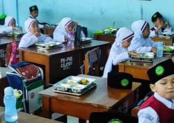 Melihat Program MBG di MI PUI Cilimus, Guru: Mesti Aman Dikonsumsi