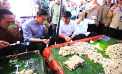 Momen Gibran Ngirup Cuko saat Makan Pempek Tumpah di Pasar 16 Ilir Bareng Gubernur dan Wali Kota