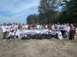 Mahasiswa Binaan Harbour Energy Gelar Pelatihan dan Bersih Pantai