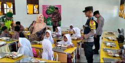 Distribusi Perdana, Polisi di Aceh  Kawal Program Makan Bergizi Gratis untuk Ribuan Siswa