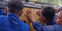 Balita 2 Tahun Terkunci di Mobil, Proses Evakuasinya Bikin Tegang!