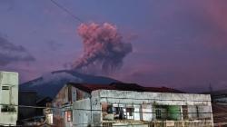 Gunung Marapi Erupsi Senyap Saat Magrib, Warga Dikejutkan Kolom Abu Tebal Membumbung 1.000 Meter