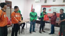 HUT ke-80 PMI, Pengemudi Ojol di Sukoharjo Terima Bantuan Paket Sembako
