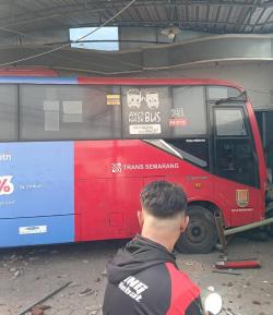 Bus Trans Semarang Alami Kecelakaan Tunggal di Mijen, BLU UPTD Pastikan Tak Ada Korban Jiwa