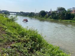Seorang Remaja di Karawang Hilang Terbawa Arus Usai Loncat dari Jembatan Badami