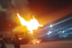 Ledakan Keras di Pelabuhan Merak, Truk Terbakar Bikin Calon Penumpang Kapal Berhamburan!