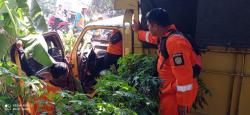 Diduga Hindari Motor dan Oleng, Truk Tabrak Tiang Listrik, Nahas Sopir Terjepit
